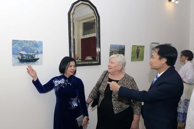 Vietnamese Ambassador to Hungary Nguyen Thi Bich Thao introduces photos about Vietnam to spectators (Photo: baoquocte)