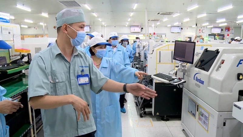 Leaders of Bac Ninh Province and Samsung Vietnam surveyed the construction of an information factory at Manutronics Vietnam Joint Stock Company. (Photo: TRUONG SON)