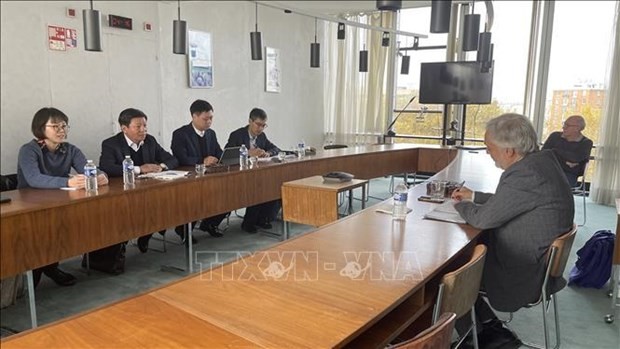 At the working session between the Vietnamese delegation and member of the Politburo of the French Communist Party (PCF) Taylan Coskun. (Photo: VNA)