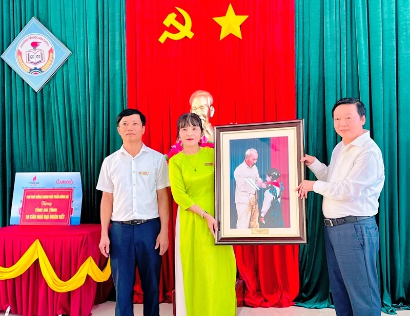 Deputy PM Tran Hong Ha presents gifts to Son Chau Primary School.