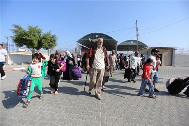 People leave the Gaza Strip crossing through the Rafah border to Egypt (Photo: Xinhua/VNA) 
