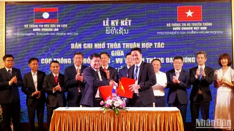 At the signing ceremony of the Memorandum of Understanding on cooperation information and foreign communications between Vietnam and Laos.