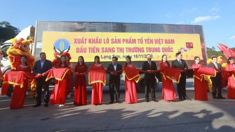 Representatives from agencies, localities and enterprises at the ceremony. (Photo: NDO)