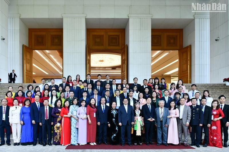 PM Pham Minh Chinh and the outstanding teachers. (Photo: NDO)