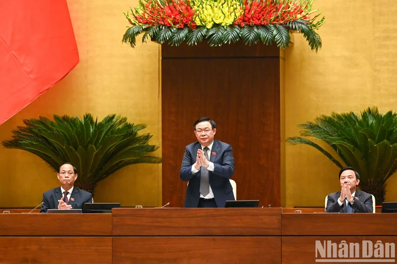 NA Chairman Vuong Dinh Hue (middle) chairs the conference on November 17 (Photo: NDO)