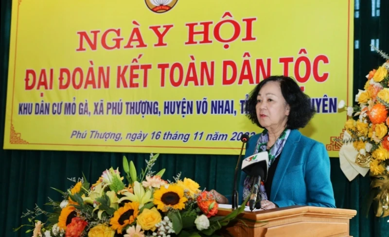 Politburo member Truong Thi Mai speaks at the Great National Unity Festival in the Mo Ga residential area.