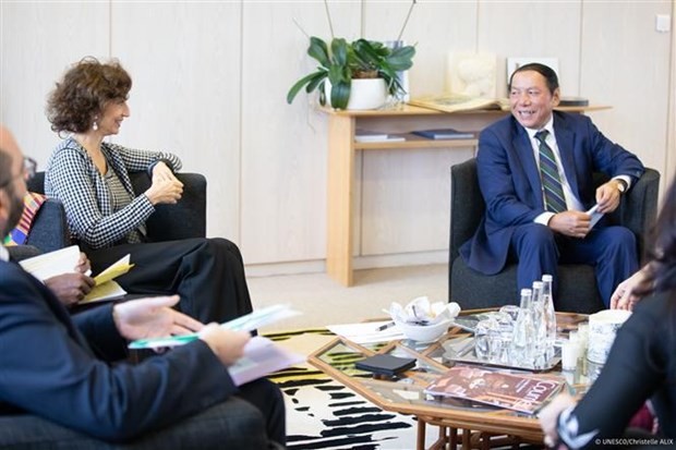 UNESCO General Director Audrey Azoulay (L) receives Minister of Culture, Sports and Tourism Nguyen Van Hung in Paris. (Photo: VNA) 