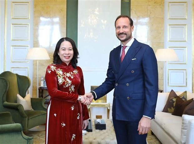 Vice President Vo Thi Anh Xuan (L) meets with Crown Prince of Norway Haakon Magnus in Oslo on November 23 (Photo: VNA)