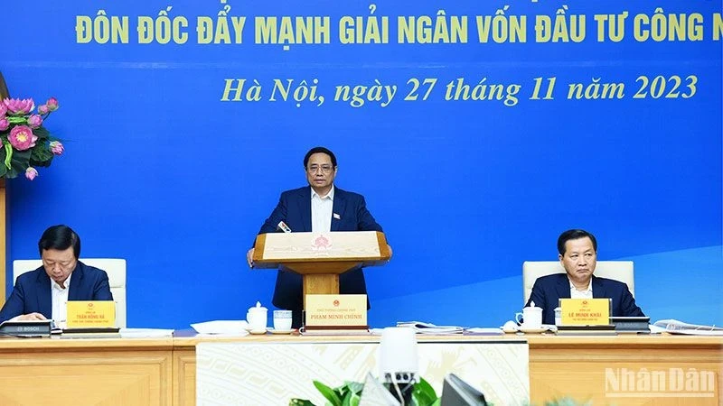 PM Pham Minh Chinh speaks at the meeting between permanent Government members and ministries, agencies and localities on November 27 (Photo: NDO)