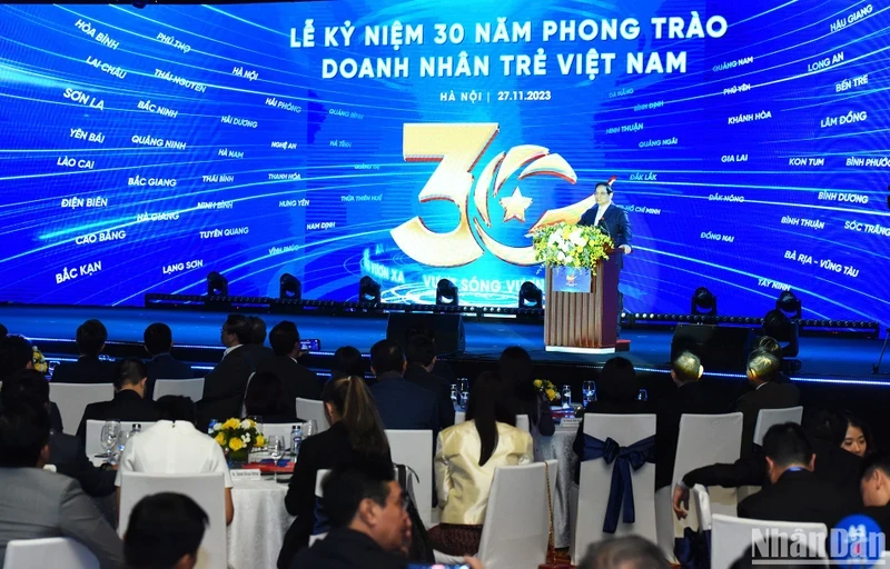 PM Pham Minh Chinh speaks at the ceremony marking 30 years of the young Vietnamese entrepreneurs’ movement in Hanoi on November 27. (Photo: NDO)