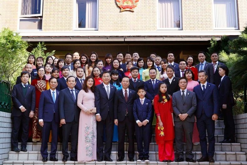 President Vo Van Thuong (front, fifth from right) and the staff of the Vietnamese Embassy in Japan pose for a group photo at the meeting on November 27. (Photo: VNA)
