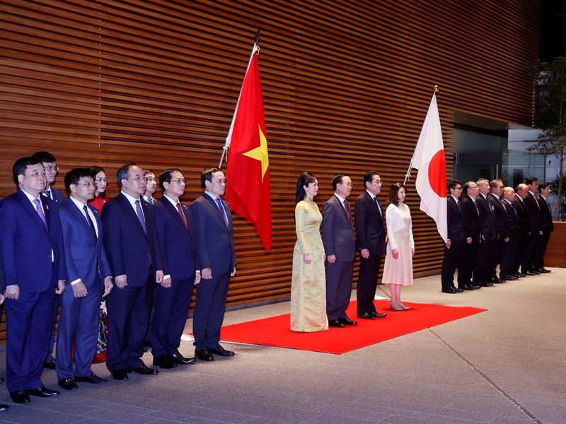 Vietnamese President Vo Van Thuong (fifth from left), Japanese Prime Minister Kishida Fumio (sixth from left), their spouses, and the two countries' officials at the welcome ceremony in Tokyo on November 27. (Photo: VNA)