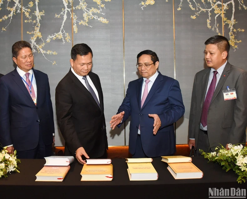 Prime Minister Pham Minh Chinh introduces some books by Party General Secretary Nguyen Phu Trong to his Cambodian counterpart Samdech Thipadei Hun Manet (Photo: VNA) 