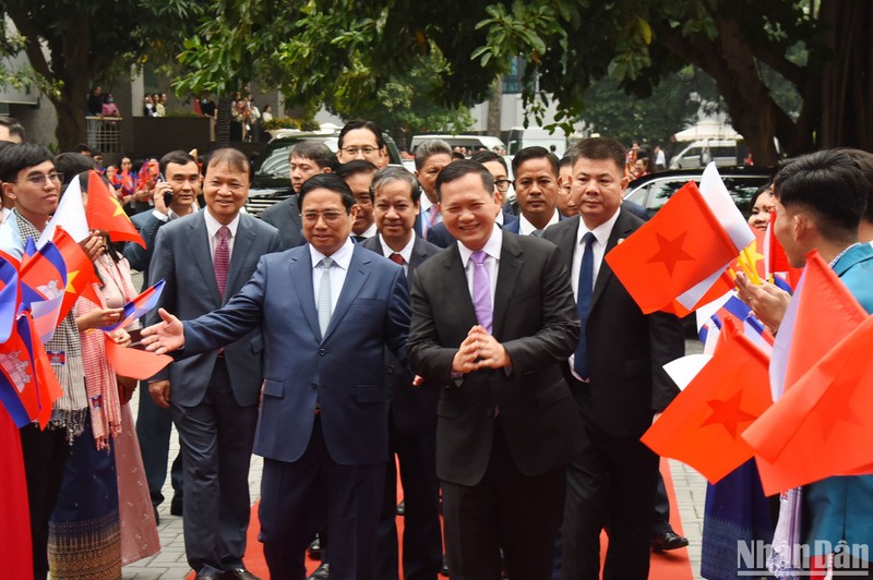 Prime Minister Pham Minh Chinh and Cambodian Prime Minister Samdech Moha Borvor Thipadei Hun Manet visit the Foreign Trade University in Hanoi on December 12 (Photo: NDO) 