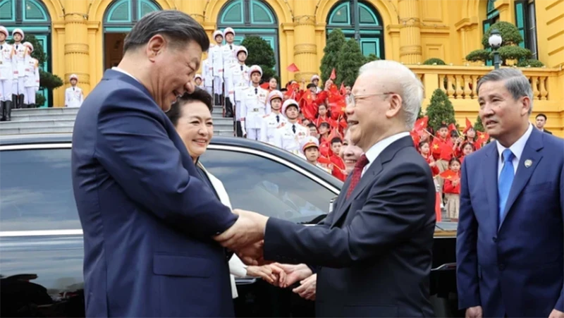 General Secretary of the Communist Party of Vietnam (CPV) Central Committee Nguyen Phu Trong (L) welcomes General Secretary of the Communist Party of China (CPC) Central Committee and President of the People’s Republic of China Xi Jinping and his spouse. (Photo: VNA)