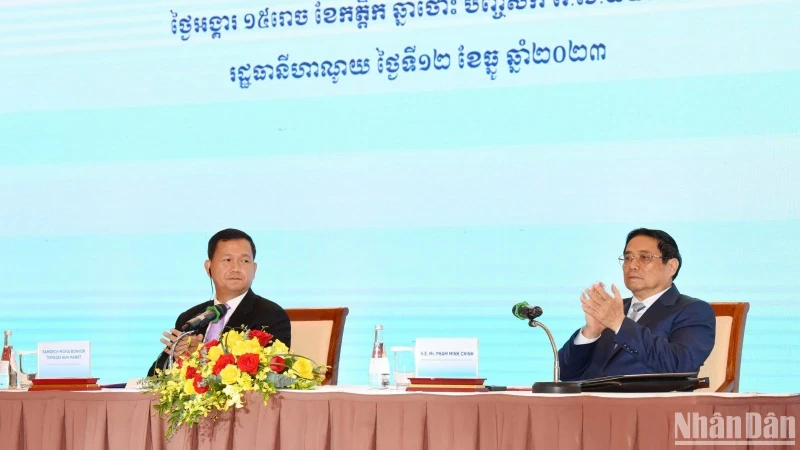 Prime Minister Pham Minh Chinh and his Cambodian counterpart Samdech Moha Borvor Thipadei Hun Manet chair the Vietnam-Cambodia investment and trade promotion forum. (Photo: NDO)