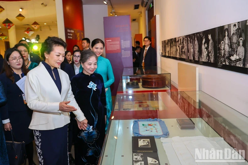 The spouse of Party General Secretary Nguyen Phu Trong (second, left) and the spouse of Party General Secretary and President of China Xi Jinping (first, left) visit an exhibition space (Photo: NDO)
