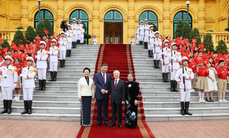 Party General Secretary Nguyen Phu Trong and his spouse (second and first from right) chair an official welcome ceremony for Chinese Party General Secretary and President Xi Jinping and his spouse (Photo: VNA)