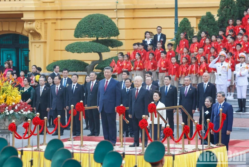 Party General Secretary Nguyen Phu Trong and Chinese Party General Secretary and President Xi Jinping at the welcome ceremony.