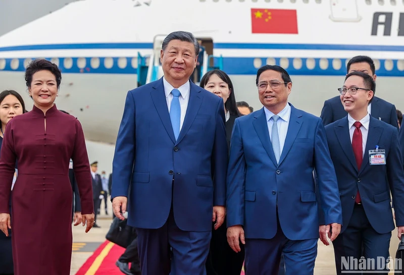 Politburo member, Prime Minister Pham Minh Chinh (front, right) welcomes General Secretary of the Communist Party of China Central Committee and President of the People's Republic of China Xi Jinping and his spouse at Noi Bai International Airport (Photo: NDO)