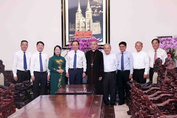 Secretary of the Ho Chi Minh City Party Committee Nguyen Van Nen visits and extends Christmas greetings to Nguyen Nang, Archbishop of the city’s Archdiocese and President of the Catholic Bishops’ Conference of Vietnam. (Photo: VNA) 