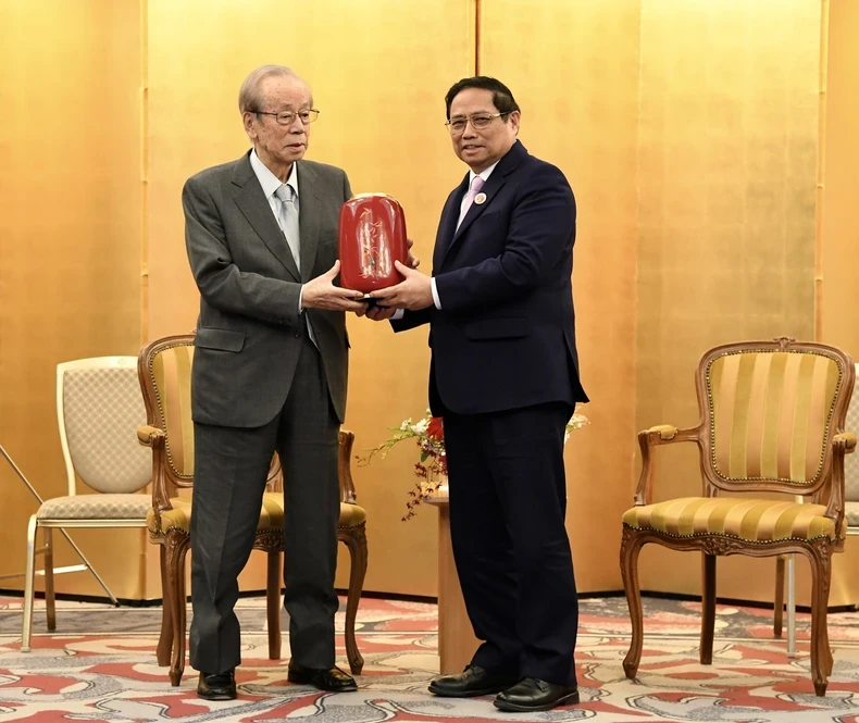 PM Pham Minh Chinh (R) presents a gift to former Japanese PM Fukuda Yasuo (Photo: NDO)