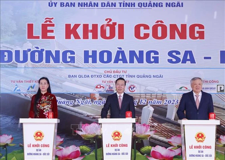 President Vo Van Thuong (C) attends the groundbreaking ceremony of the Hoang Sa - Doc Soi road project. (Photo: VNA) 