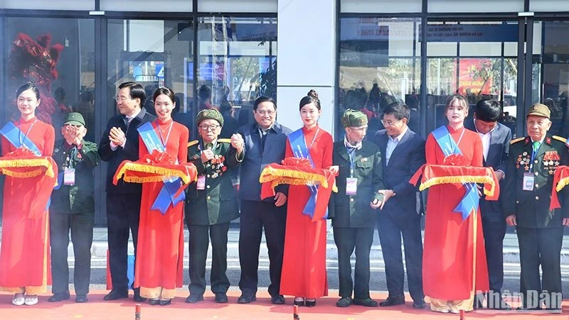 PM Pham Minh Chinh and other delegates attend the ribbon cutting ceremony for Dien Bien Airport. (Photo: NDO) 