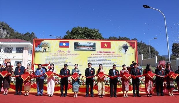 Vietnamese and Lao delegates at the ceremony. (Photo: VNA)
