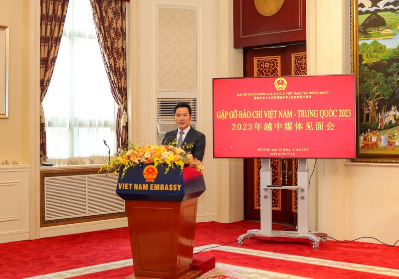 Minister of the Vietnamese Embassy in China Ninh Thanh Cong speaks at the meeting. (Photo: VNA)