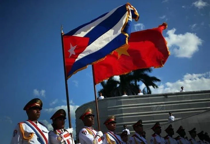 National flags of Vietnam and Cuba. (Photo: Alianza News)