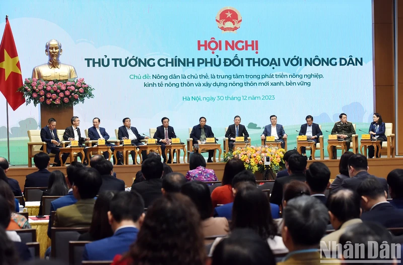 Prime Minister Pham Minh Chinh (centre) chairs an annual dialogue with farmers nationwide on December 30. (Photo: NDO)