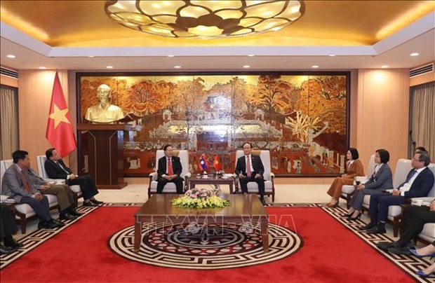 Chairman of the Hanoi People's Council Nguyen Ngoc Tuan (centre, right) and visiting Vice President of the Lao National Assembly (NA) Chaleun Yiapaoher at their meeting on January 5, 2024. (Photo: VNA)