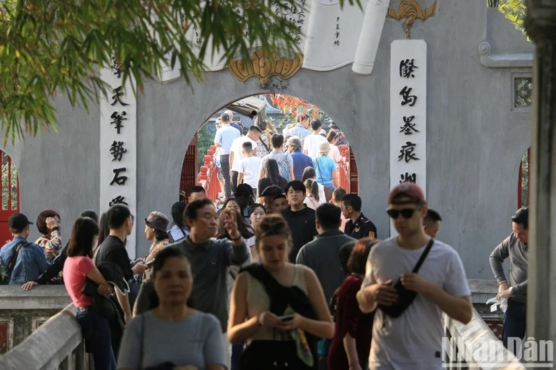 During the three days, Thap But (But Tower) and Ngoc Son Temple, in Hanoi, received a large number of international visitors. (Photo: HA NAM)