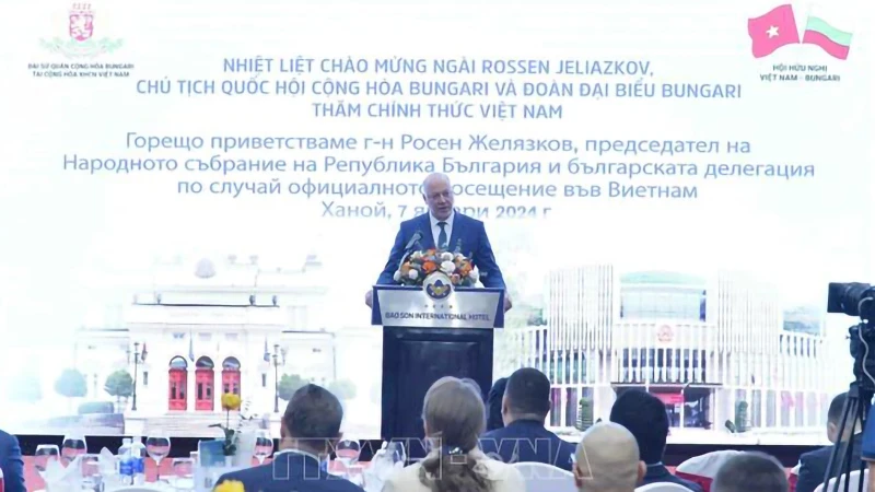 Speaker of the National Assembly of Bulgaria Rosen Dimitrov Jeliazkov speaks at the meeting. (Photo: VNA)