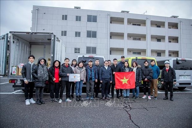 Representatives from the Consulate General of Vietnam in Osaka and Vietnamese associations and businesses in the Kansai region and adjacent prefectures visit and present gifts to earthquake-affected Vietnamese in Ishikawa (Photo: VNA)