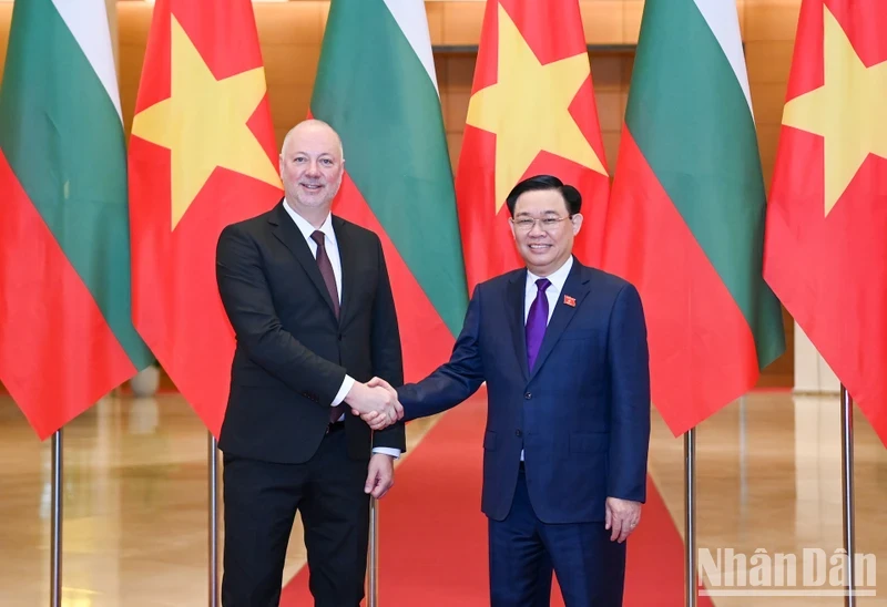 NA Chairman Vuong Dinh Hue and Speaker of Bulgarian NA Rosen Dimitrov Jeliazkov at the welcome ceremony.