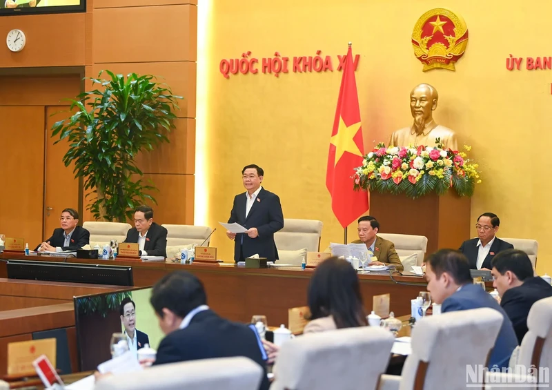 NA Chairman Vuong Dinh Hue speaks at the session. (Photo: NDO)