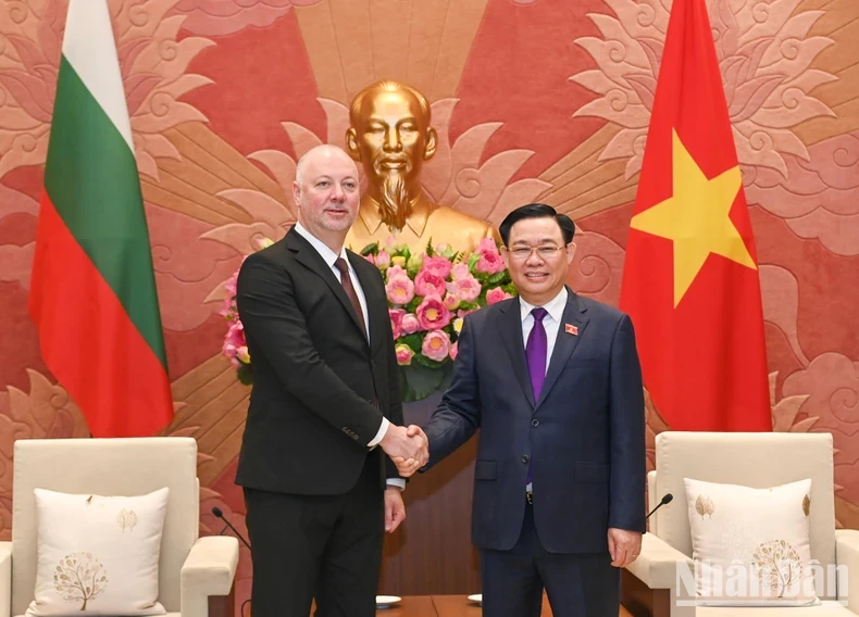 Chairman of the NA Vuong Dinh Hue and Speaker of the Bulgarian NA Rosen Dimitrov Jeliazkov. (Photo: NDO)