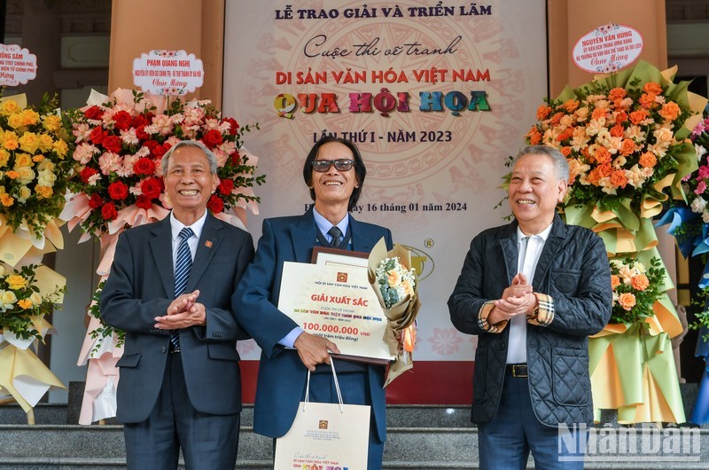 Painter Lai Lam Tung is honoured with the Award of Excellence. (Photo: THANH DAT)