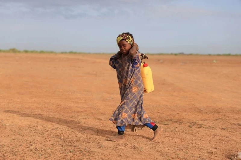 A girl carries a water jerrycan at the Higlo camp for people internally displaced by drought in the town of Gode, Somali Region, Ethiopia, on April 27, 2022. (Photo: REUTERS)