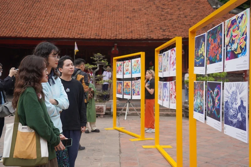 The exhibition attracts a large number of visitors. 