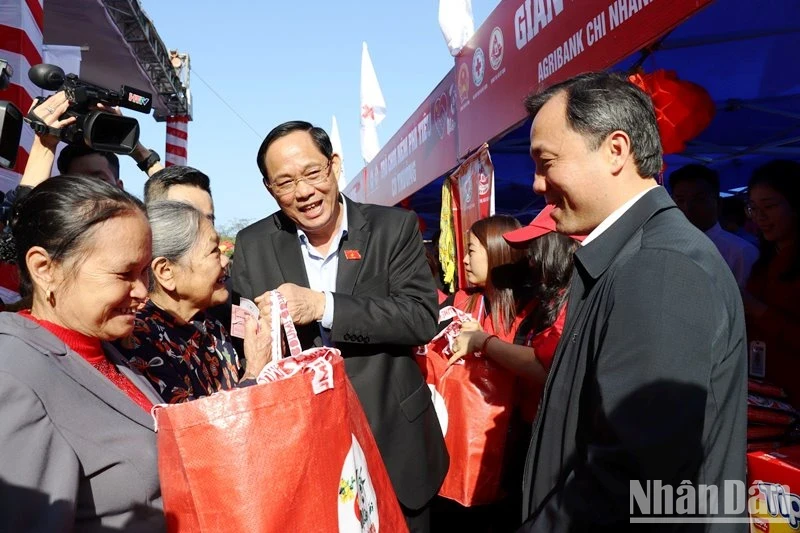 NA Vice Chairman Tran Quang Phuong and Secretary of Ha Tinh Provincial Party Committee Hoang Trung Dung present Tet gifts to people in Ky Anh Provincial-level Town. 