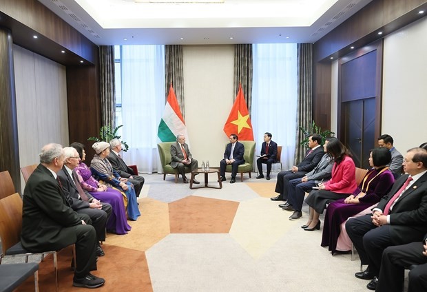 Prime Minister Pham Minh Chinh (R) receives President of the Hungary-Vietnam Friendship Association Laszlo Botz (Photo: VNA)