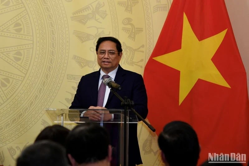 PM Pham Minh Chinh speaks at the meeting with representatives from the Vietnamese community in Hungary in Budapest (Photo: NDO)