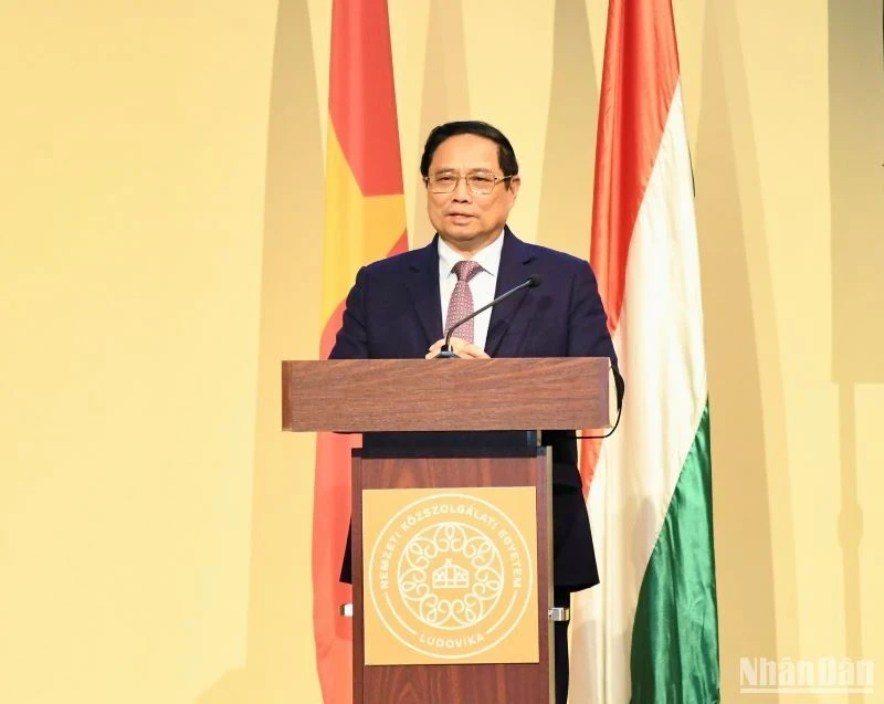 Prime Minister Pham Minh Chinh speaks about Vietnam's policy at the National Public Service University in Budapest on January 19 (Photo: NDO)