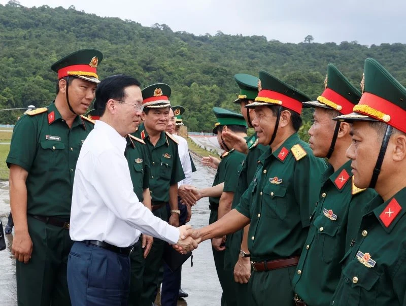 President Vo Van Thuong visits Regiment 152, Military Region 9. (Photo: VNA)