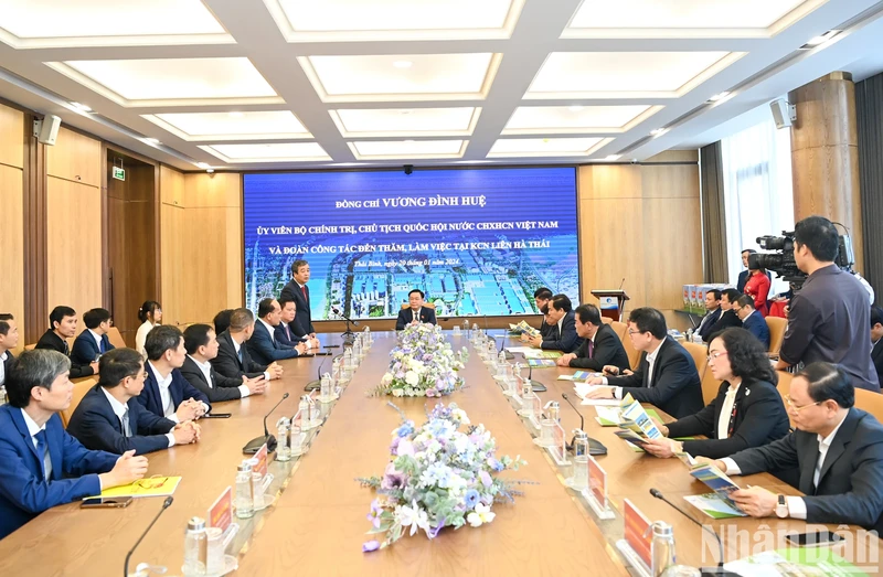 NA Chairman Vuong Dinh Hue works with Lien Ha Thai Industrial Park's management board.