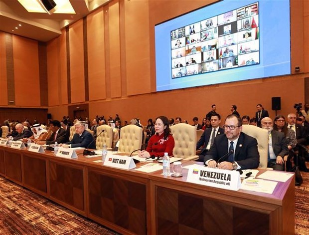 Vice President Vo Thi Anh Xuan (front row, 2nd from right) attends the 19th Summit of the Non-Aligned Movement (NAM), which opened in Kampala, Uganda, on January 19. (Photo: VNA)