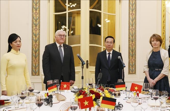 President Vo Van Thuong (2nd from right), German President Frank-Walter Steinmeier (3rd from right) and their spouses at the banquet. (Photo: VNA) 